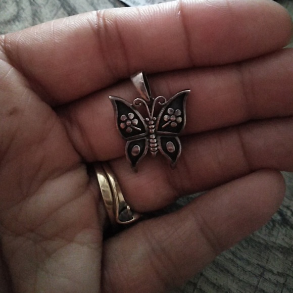 Sterling Silver Butterfly pendant graduation - Picture 3 of 3